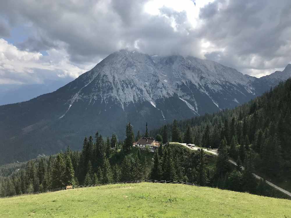 Ziel unserer Hüttentour: Wir wandern hinunter in die Sonne zur Wettersteinhütte 