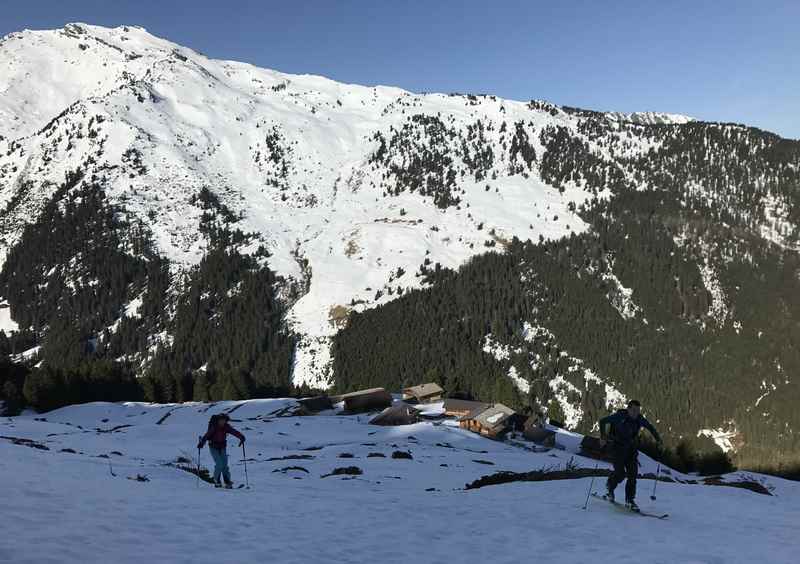 Der Start der 4 Gipfel Skitour in Tirol - noch im Schatten beim Alpl in den Tuxer Alpen