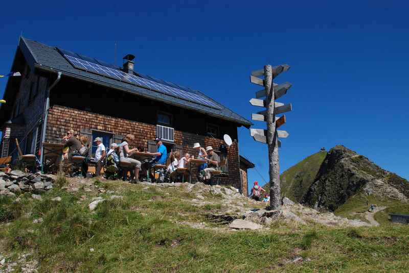 Grandiose 4 tägige Hüttenwanderung im Karwendel und den Tuxer Alpen, hier die Kellerjochhütte mit der Kellerjochkapelle