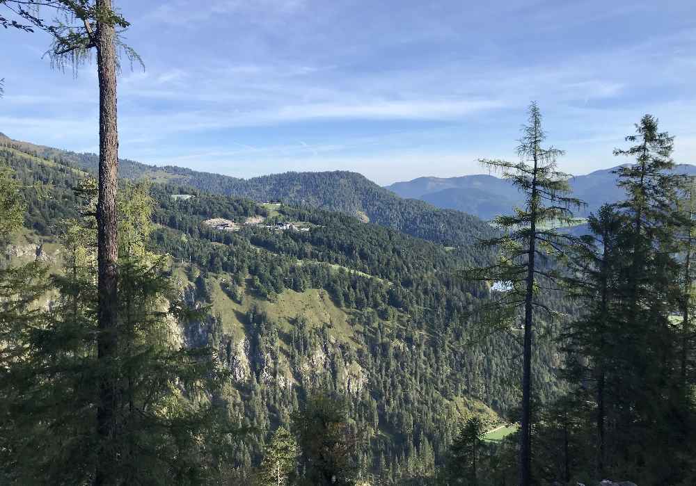 Beim Aufstieg zur Seekaralm ist das der Blick zum Skigebiet Christlum