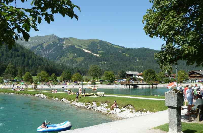 Das Achensee Strandbad in Achenkirch, hinten der Campingplatz