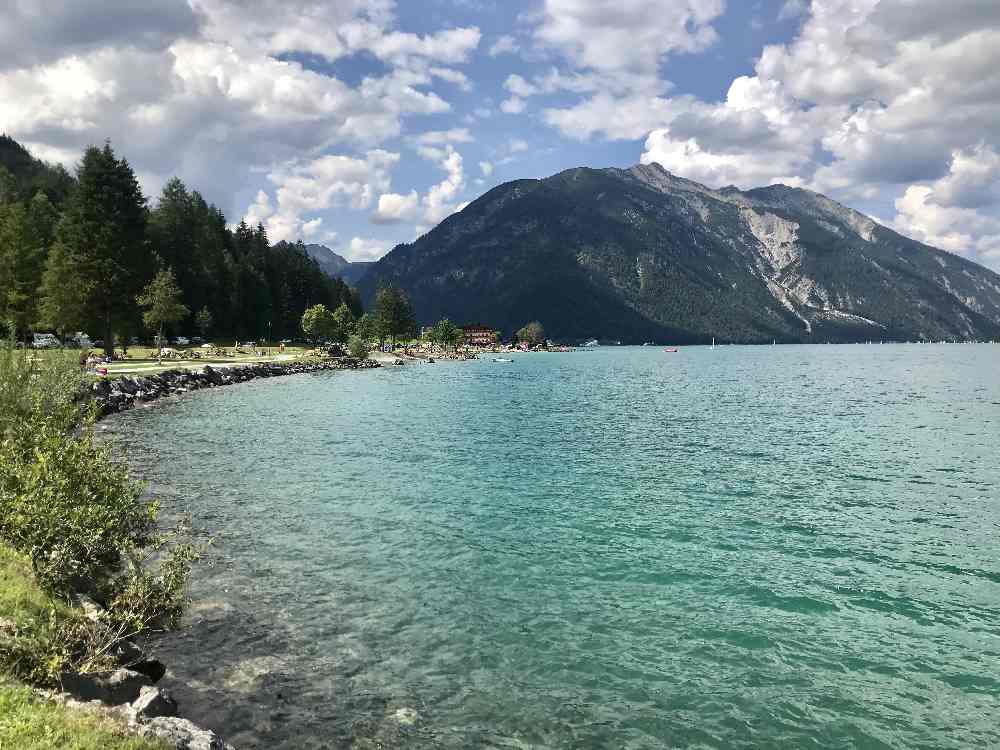 Das ist der Ausblick am Hundeplatz zum Baden am Achensee mit Hund