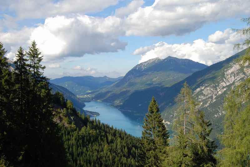 Der Blick über den Achensee und das Rofan, hinter der Bärenbadalm im Karwendel