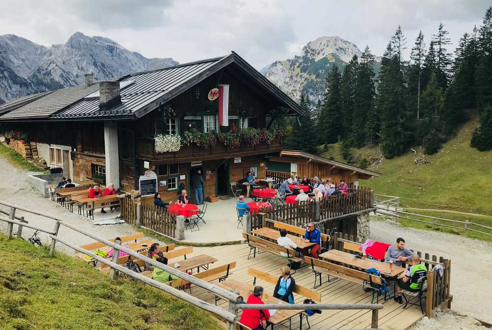 Die Bärenbadalm ist das Ziel der Mountainbiketour im Karwendel am Achensee