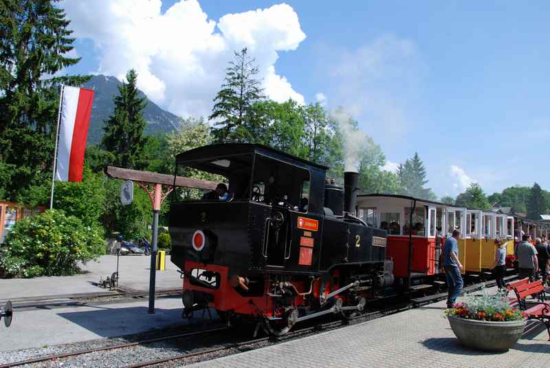 So fährt die Achenseebahn am 3-Spuren Bahnhof in Jenbach los