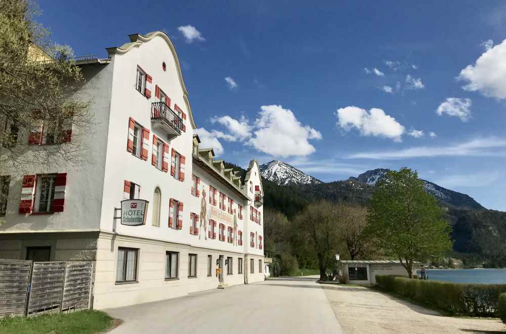 Hier in Achenkirch beginnt der flache Radweg am Achensee, links die Spitzen vom Rofan