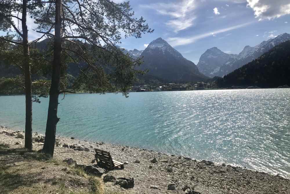 Immer am Ufer geht es für mich mit dem E-Mountainbike entlang, mit diesem Blick zum Karwendel