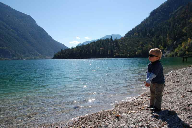 Wandern am Achensee im Familienurlaub Herbst