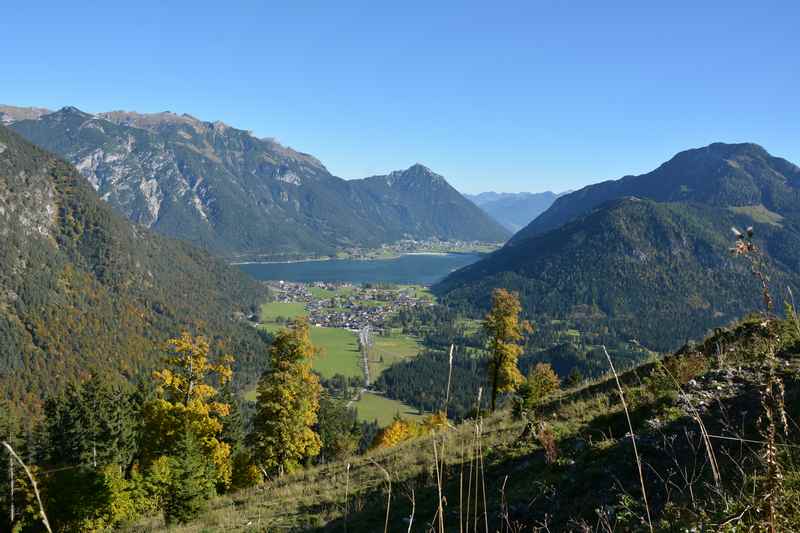 Am Achensee wandern zur Feilalm und diesen Ausblick auf den See wirken lassen