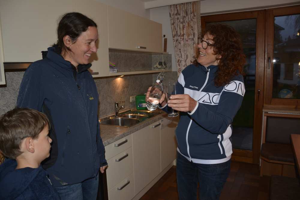 Anna Rieser begrüßt uns mit einem Schnapserl in der Ferienwohnung Achensee im Haus Rofan, Pertisau