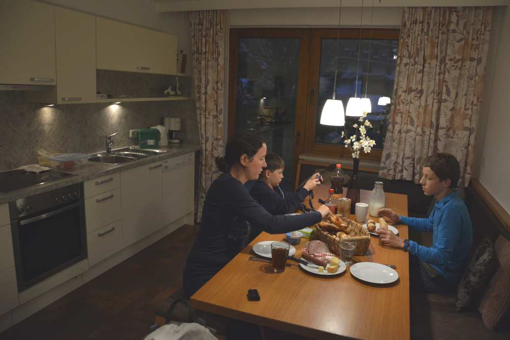 In der Küche der großen Ferienwohnung am Achensee haben wir alles, was wir brauchen zum Abendessen