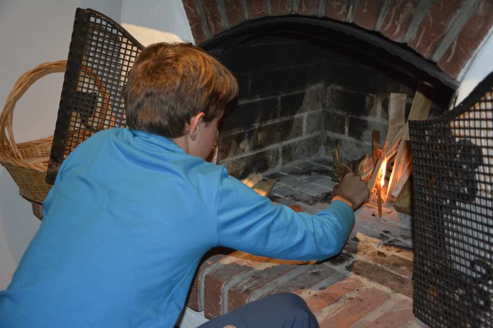 Mit kleinem Holz entfacht unser Großer vorsichtig das Feuer