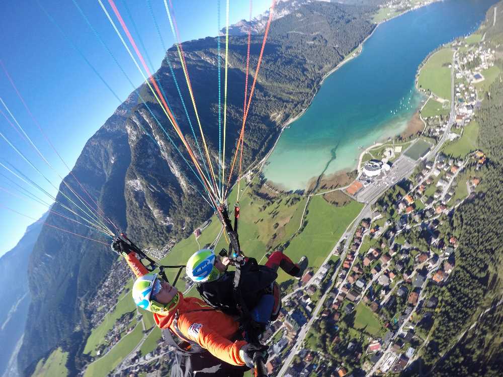 Das ist der Ausblick beim Tandem-Gleitschirmfliegen am Achensee. Eindrucksvoll oder?