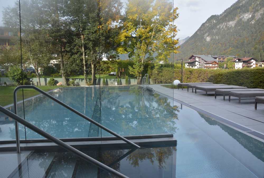 Hotel Auszeit Pertisau: Das ist das Schwimmbecken mit dem Ausblick auf das Karwendel