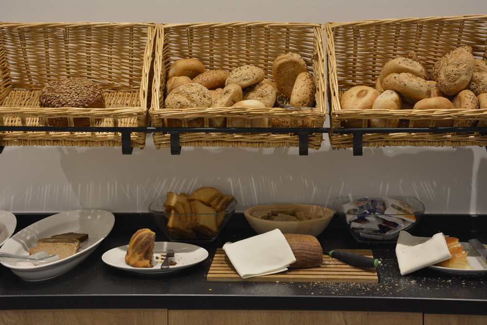 Die Auswahl an Semmeln und Brot, auch Kuchen gibt es