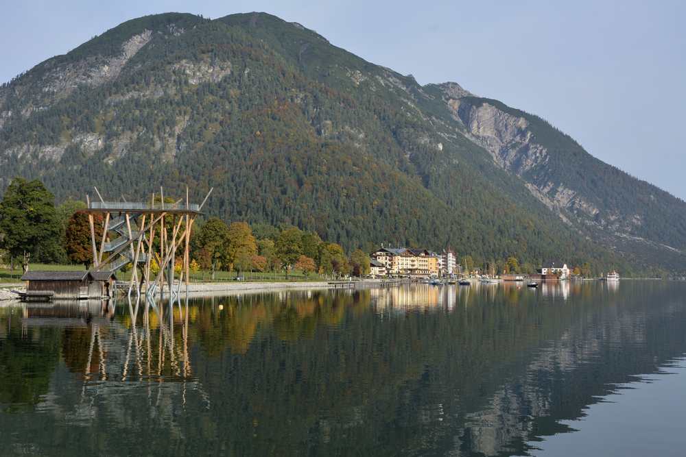 Der Blick auf den Ort Pertisau - hier gibt es sehr viele Achensee Hotels