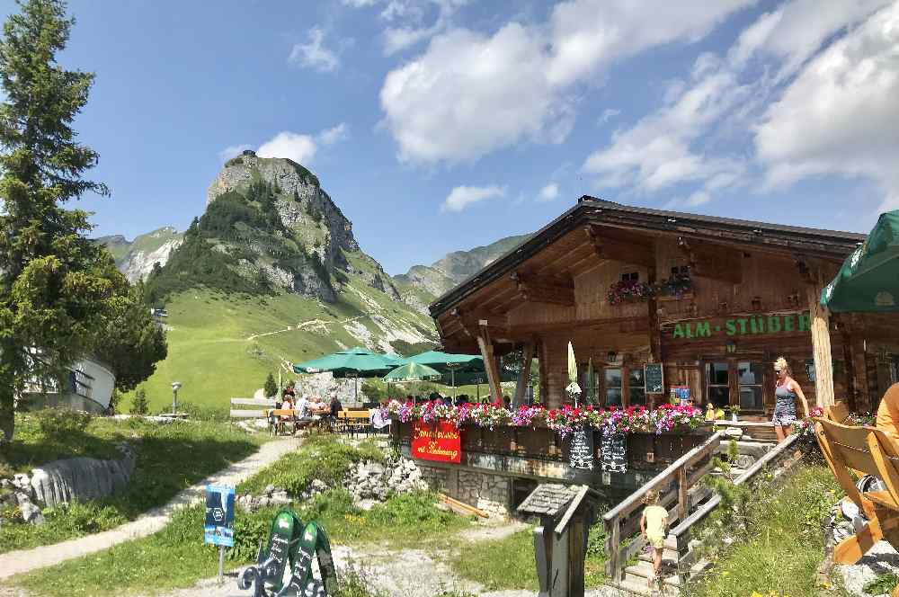 Das urige Almstüberl beim Berggasthof Rofan