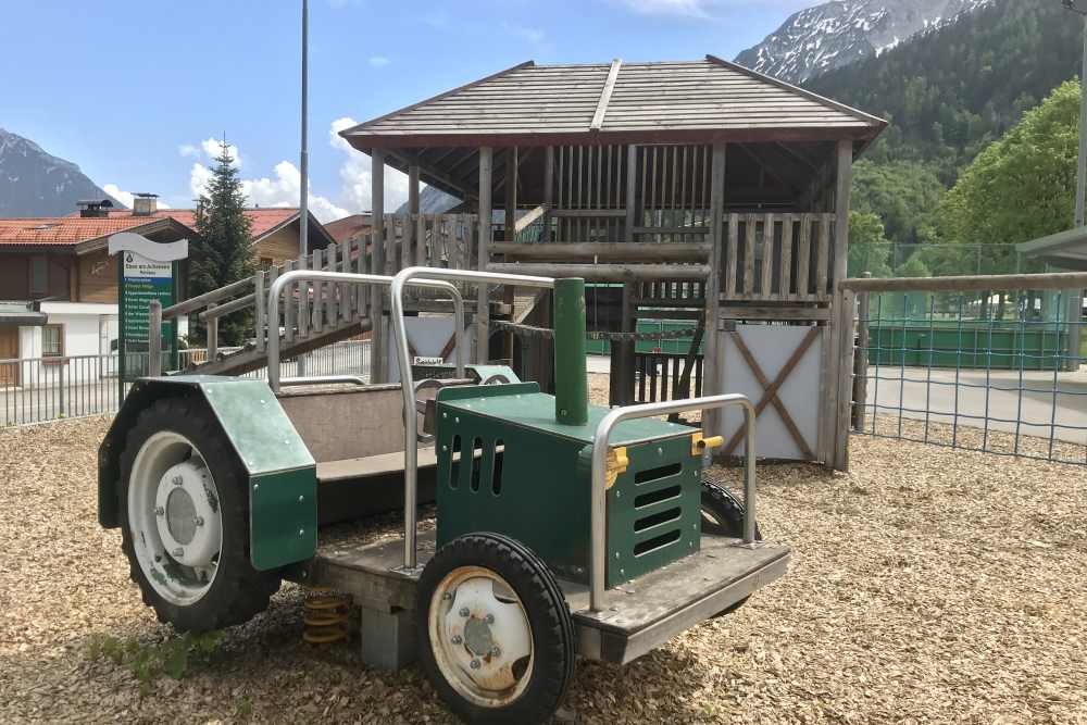 Der Traktor für Kinder am Spielplatz in Pertisau