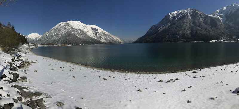 Die Fahrt zum Karwendeltäler Parkplatz ist winterlich: Der Blick über den Achensee