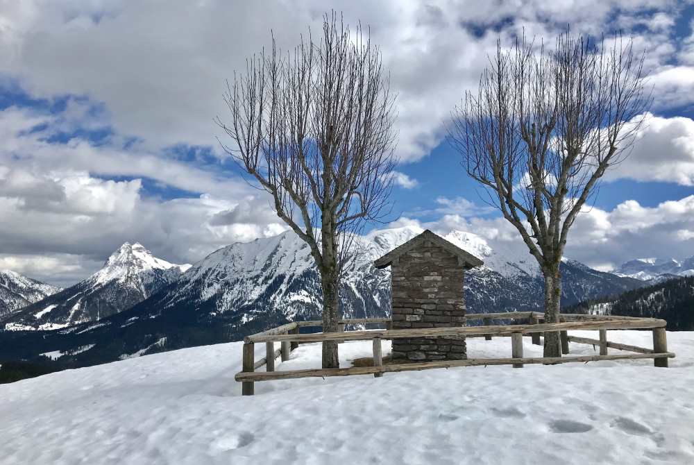 Bei diesem Bildstock auf der Falkenmoosalm lässt es sich mit der Sonne im Gesicht auf das Rofan schauen