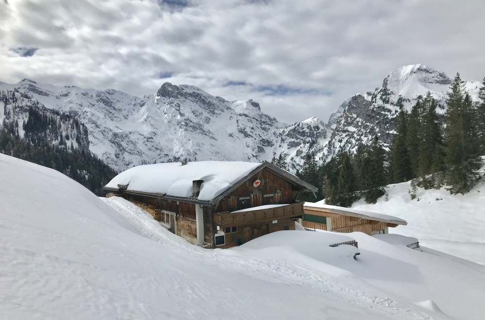 Das Zwischenziel: Die verschneite Bärenbadalm im Karwendel 