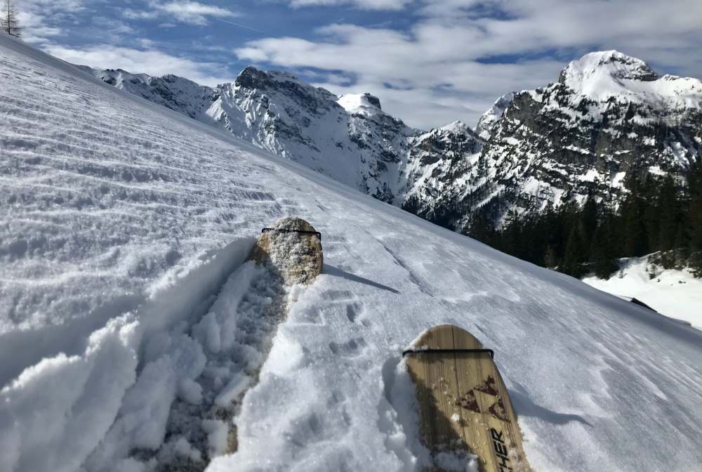 Mit Tourenski im frischen Pulverschnee vom Zwölferkopf auf den Bärenkopf