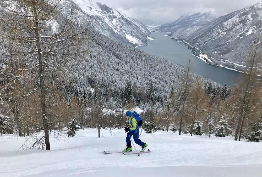 So schön ist der Blick von oben auf den verschneiten Achensee