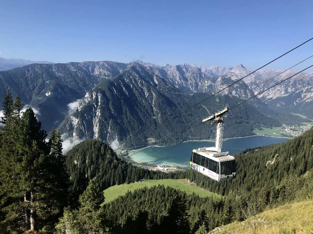 Mit der Rofanseilbahn zum Achensee Spaziergang am Berg - mit einem traumhaften Panorama über See und Karwendelgebirge