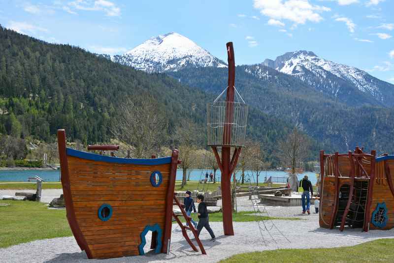 die schönsten Spielplätze: Der Kinderspielplatz am Achensee im Karwendel - dahinter der Seezugang zum Baden