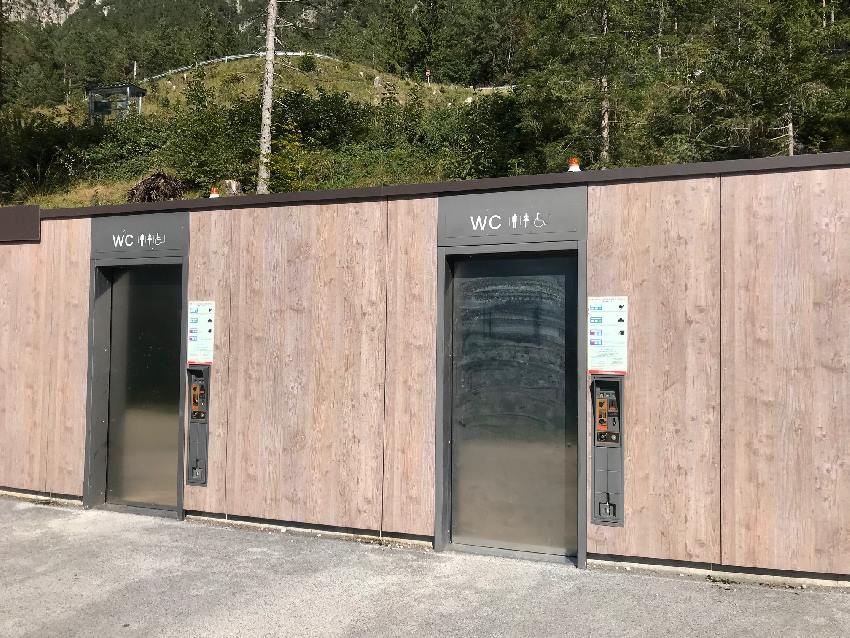 Zwischen Achensee Parkplatz und See ist auch eine öffentliche Toilette (kostenpflichtig) aufgestellt