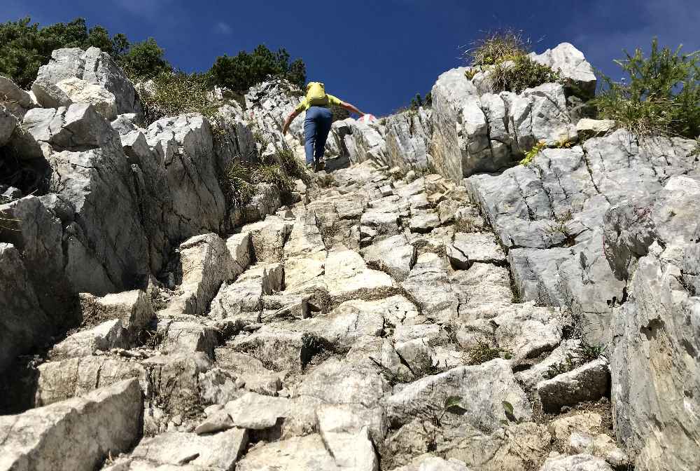 Diesen steinernen Kamin müssen wir hinauf zum Gipfel der Seebergspitze