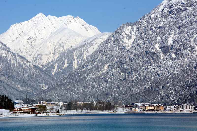 Der verschneite Achensee im Winter mit dem Karwendel