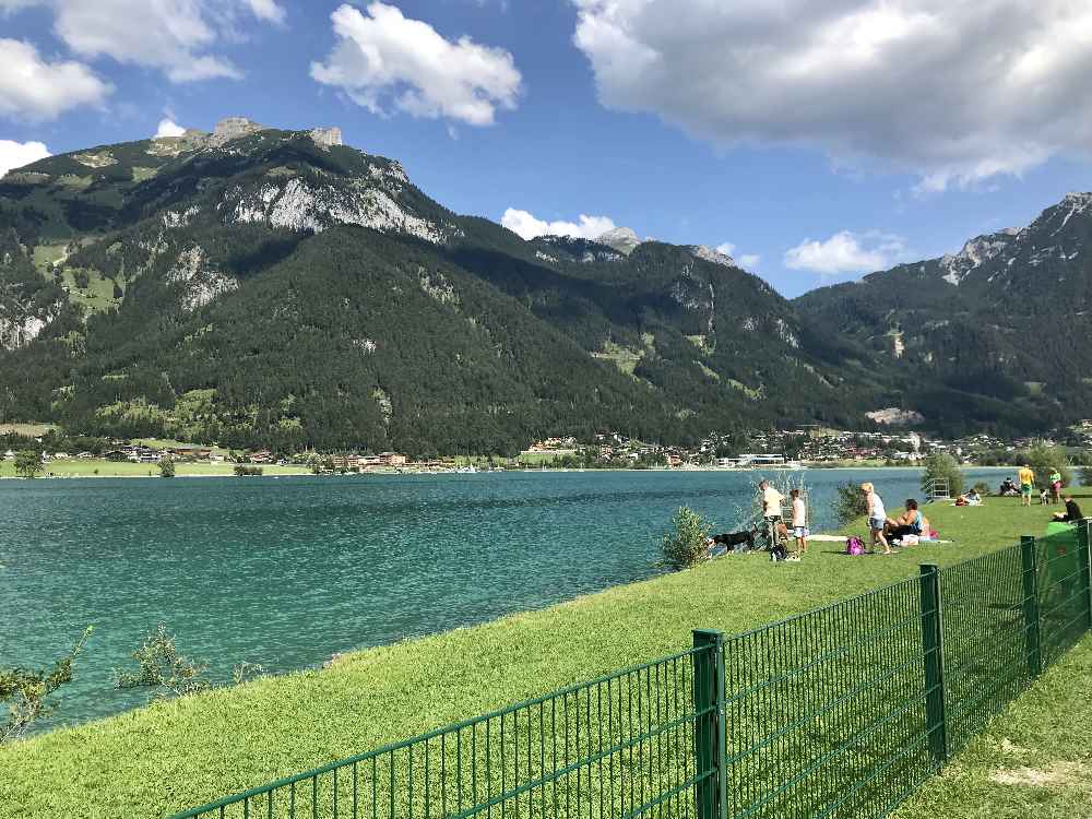 Für einen Urlaub am Achensee mit Hund: Der Hundeplatz am Achensee-Ufer