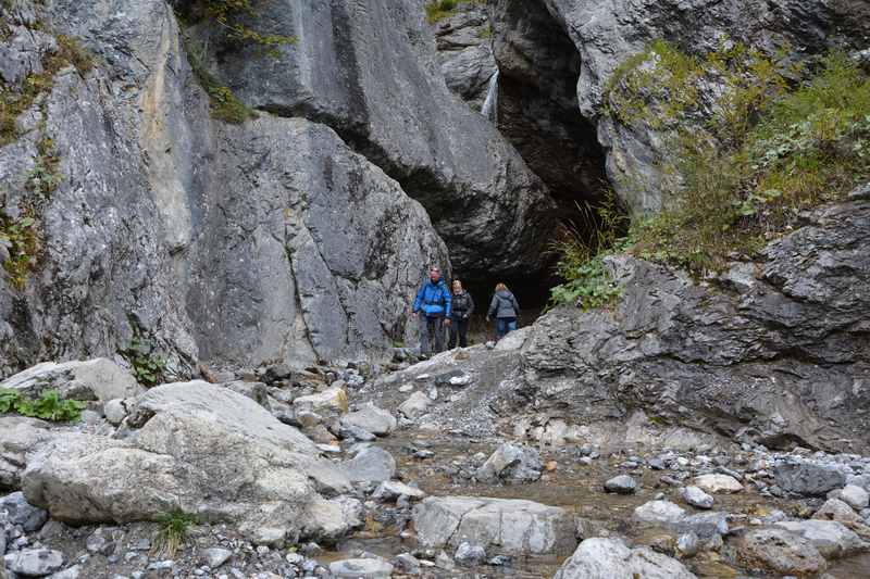 Der Wasserfall bei der Gramaialm am Achensee - wir wandern in den Spalt der Felsen zum Wasserfall im Naturpark Karwendel