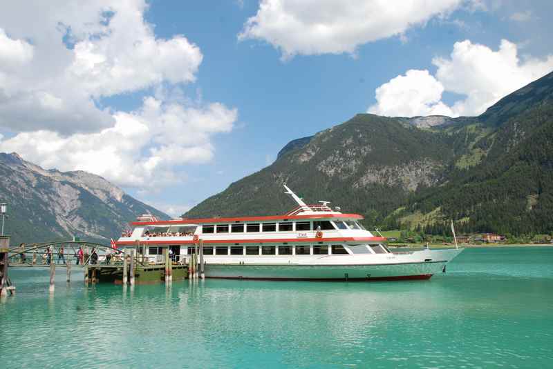 Der Achensee zwischen Karwendel und Rofan - im Bild das Achensee Schiff