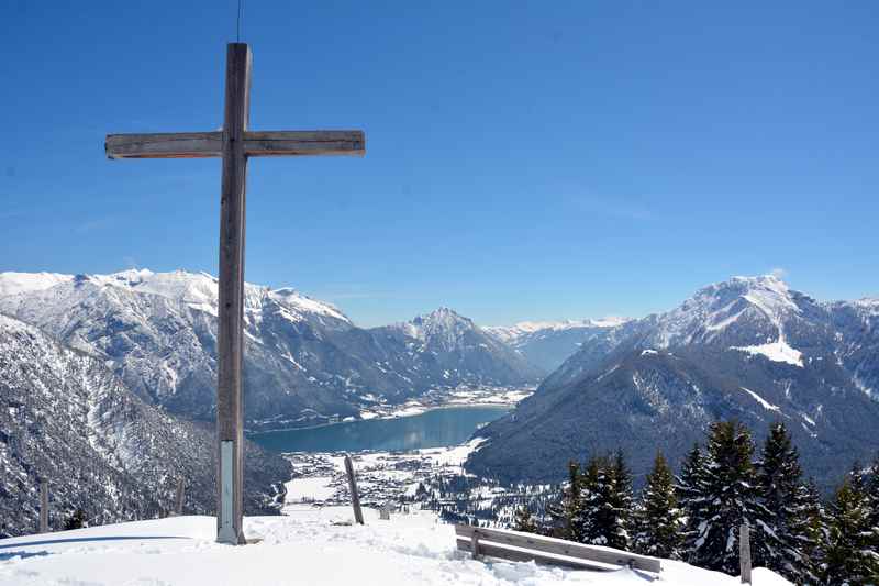 Am Feilkopf Gipfelkreuz - die Aussicht über den Achensee