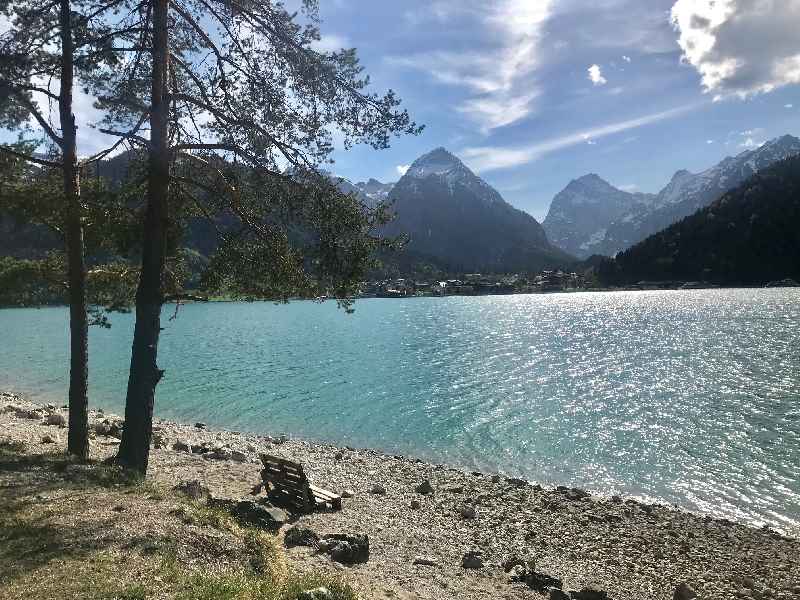 Am Achensee spazieren und dabei diesen Ausblick auf das Karwendel und den See geniessen.