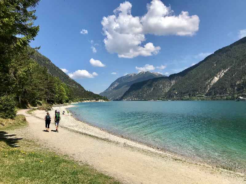 In Pertisau parken für diesen Achensee Spaziergang