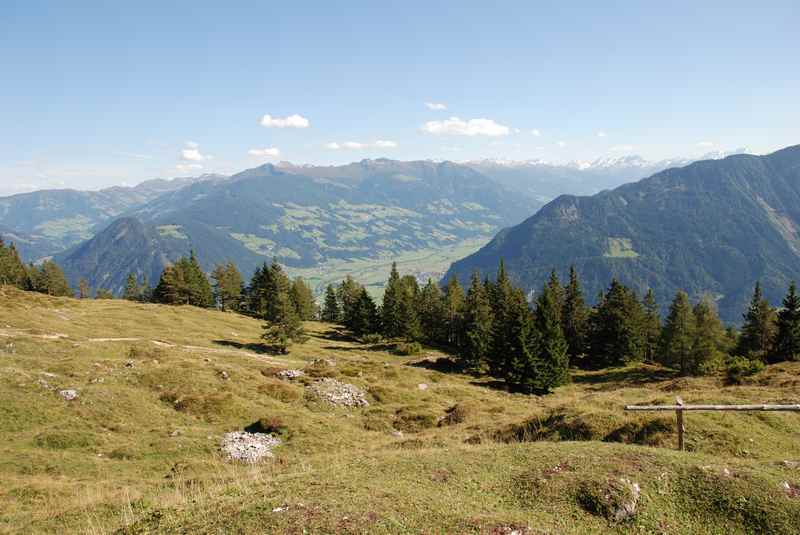 Am Achensee wandern zur Astenaualm mit Blick auf das Karwendel, Zillertal und Inntal