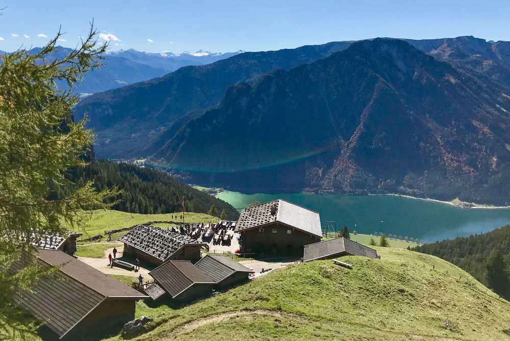 Der Blick auf den Achensee und die Dalfazalm im Rofangebirge, hinten das Karwendel