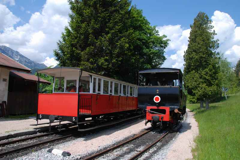 Kurz vor der Fahrt an den Achensee muß die Lokomotive vor den Zug, von Jenbach aus schiebt die Zahnradbahn den Wagon hinauf ins Karwendel