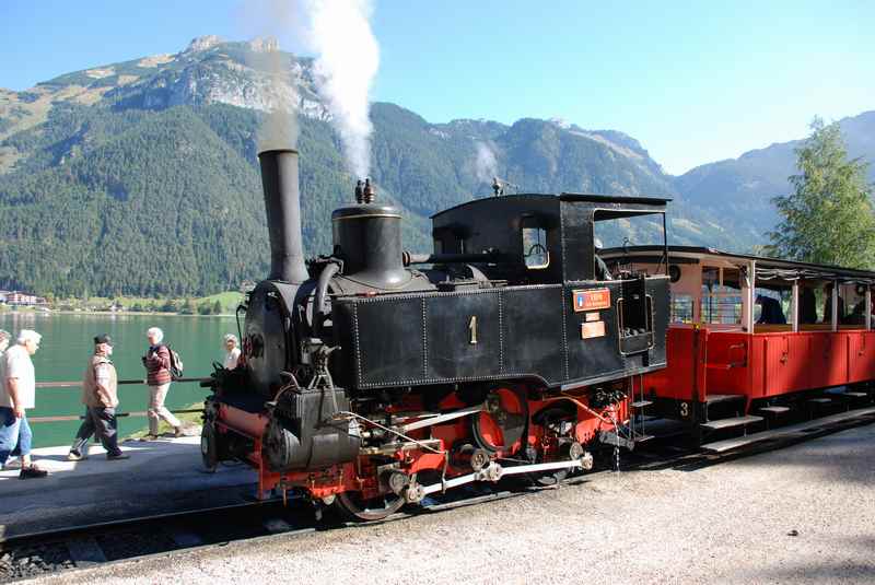 Die Achenseebahn hält in Eben am Achensee