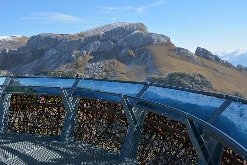 Der Ausblick vom Adlerhorst auf das Rofan, mit Beschriftung der Gipfel 