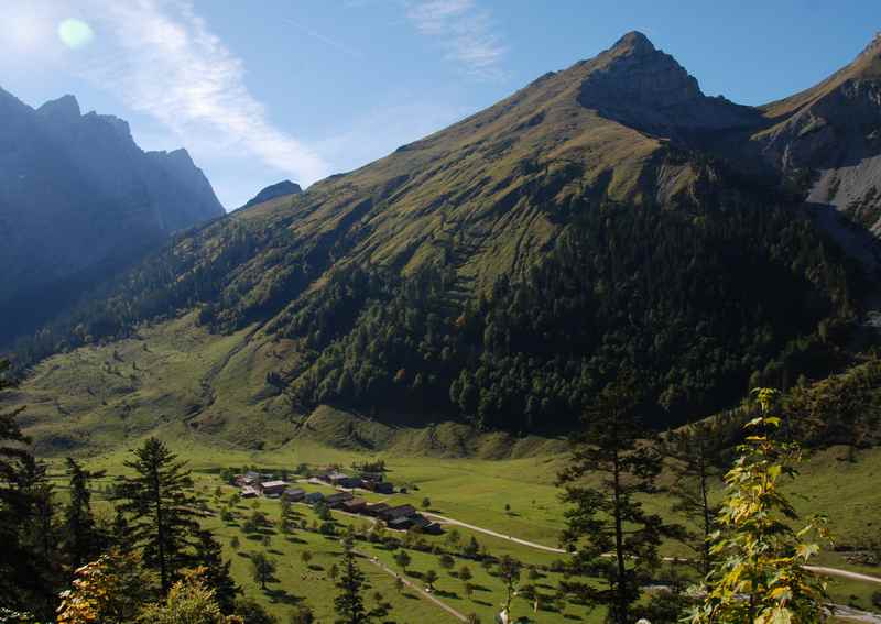 Am Adlerweg Karwendel wandern und die schöne Landschaft im Karwendel rund um den Ahornboden geniessen