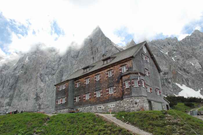 Die Falkenhütte befindet sich auf der Adlerweg Hüttenwanderung und ist eine der imposantesten Hütten im Karwendel