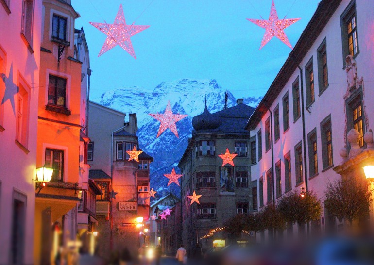 Ein besinnlicher Weihnachtsmarkt in Hall in Tirol in den mittelalterlichen Gassen, hinten das schneebedeckte Karwendel, Bild: Hall Wattens Tourismus