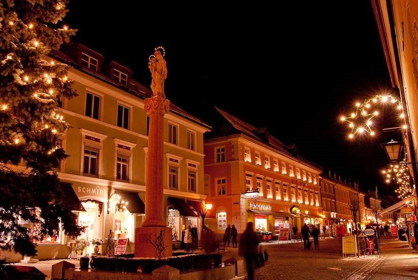 Oberhalb der Mariensäule stehen die Hütten für den Christkindlmarkt in Murnau, Bild: Touristinformation Murnau, Chr. Wenderoth