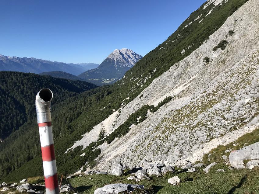 Dann geht´s über den Schotter hinauf - mit Rückblick auf die Hohe Munde