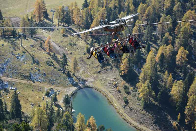 Action Freizeitaktivitäten am Achensee im Herbsturlaub: Der Air Rofan Skyglider von oben beim Adlerhorst