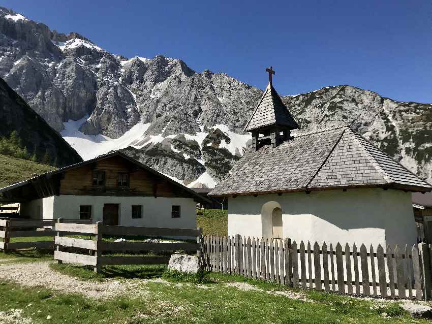 Die Alm mit der Kapelle auf der Wiese unterhalb vom Karwendelhaus